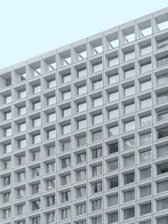 Bílá betonová budova za denního světla