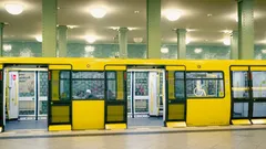 žluté a černé prodejní stánky v řadě