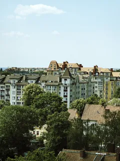Město s vysokými budovami a stromy kolem