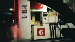 analogový stroj s cedulí
