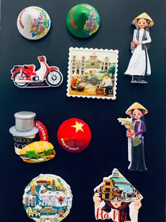 Vietnamese suvenýry a magnety na černém povrchu