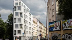 Ulice v Praze s auty a historickými budovami