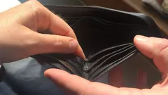 Prázdná peněženka v ruce, detailní záběr, nedostatek peněz, finanční problémy