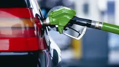 Tankování auta zelenou pistolí, čerpací stanice, plnění paliva, automobil, benzín
